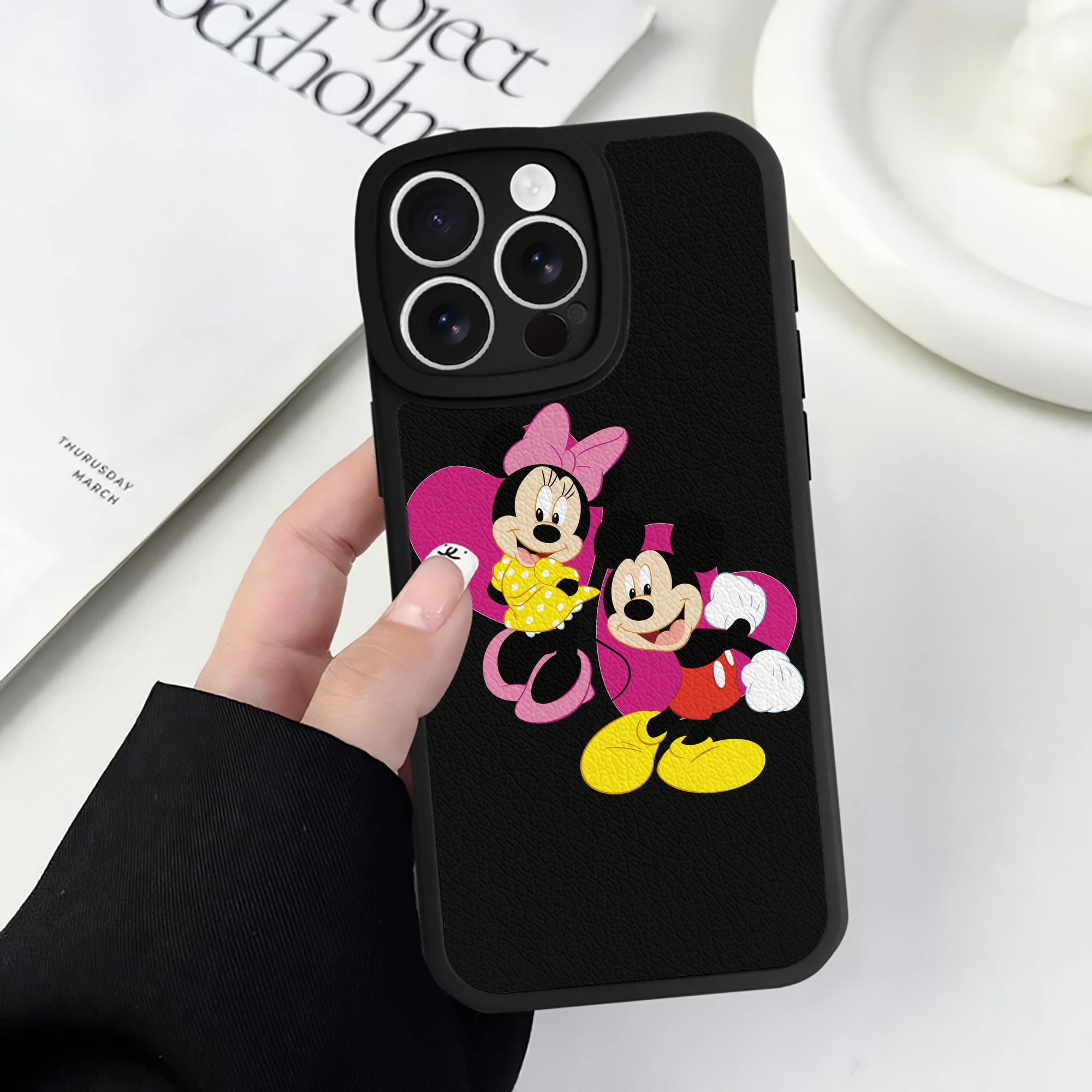 （画像用） ミッキーマウス Mickey Mouse 【iPhone 16シリーズ対応】シリコンスマホケース（レザー調） 材質：シリコン